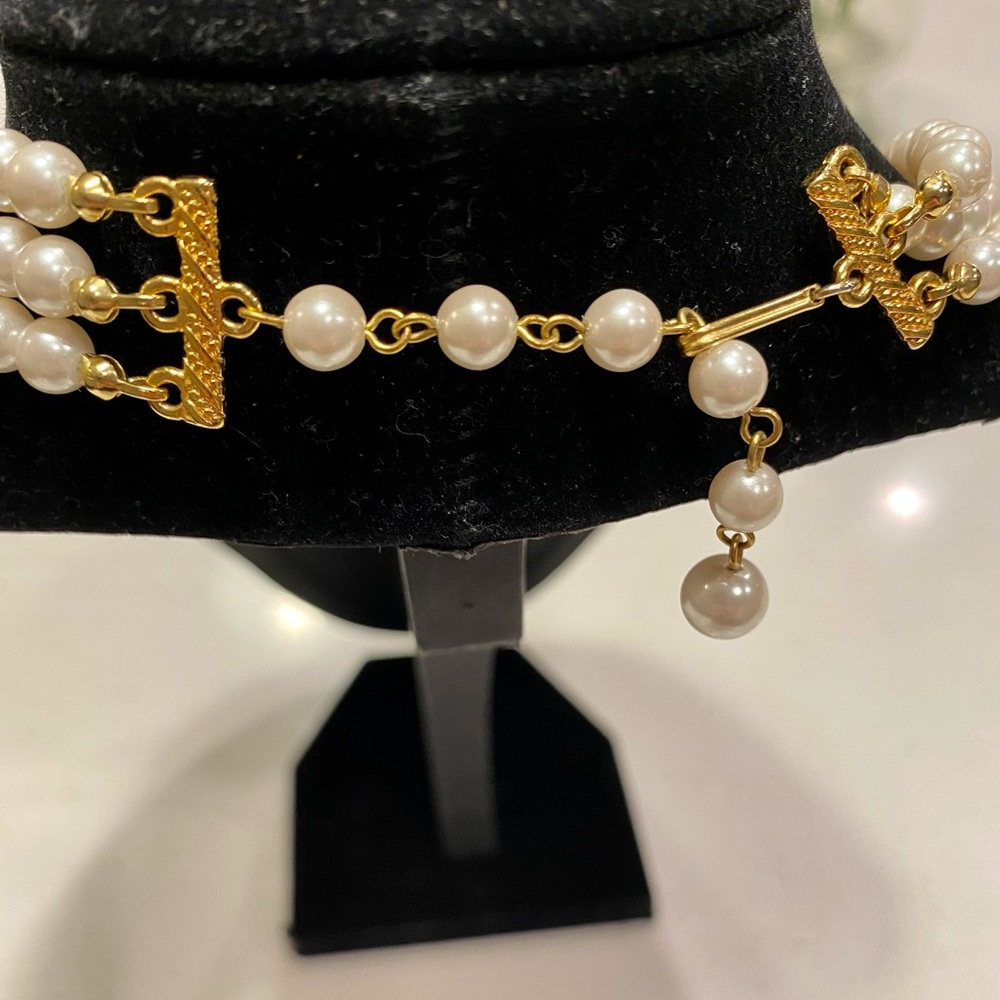 Tri- Layered Lightweight Pearl Necklace 💋 - Picture 3 of 16